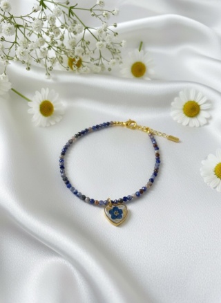 Bransoletka z sodalitem i niezapominajką w żywicy – ręcznie robiona biżuteria z kamieni naturalnych