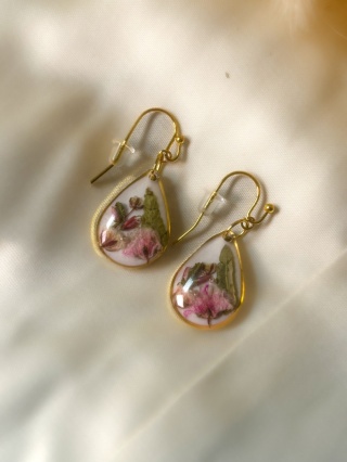 Kolczyki wiszące z gipsówką, wrzosem i listkiem – pozłacana biżuteria z żywicy handmade 🌸🌿
