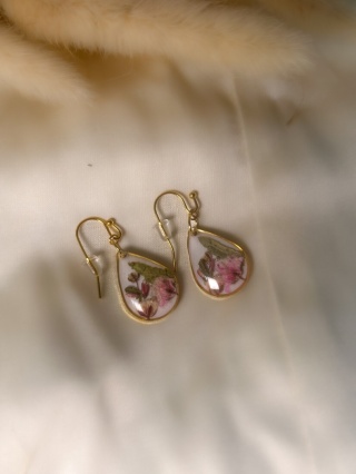 Kolczyki wiszące z gipsówką, wrzosem i listkiem – pozłacana biżuteria z żywicy handmade 🌸🌿