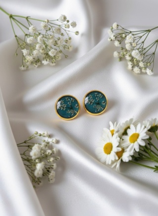 Kolczyki wkrętki z kwiatami na morskim tle