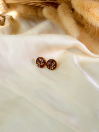 Kolekcja Jesienna - Kolczyki wkrętki z kwiatami na tle głębokiej czerwieni