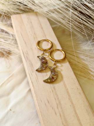 Kolekcja Jesienna - Kolczyki z księżycem i wrzosami – biżuteria z żywicy z naturalnymi kwiatami