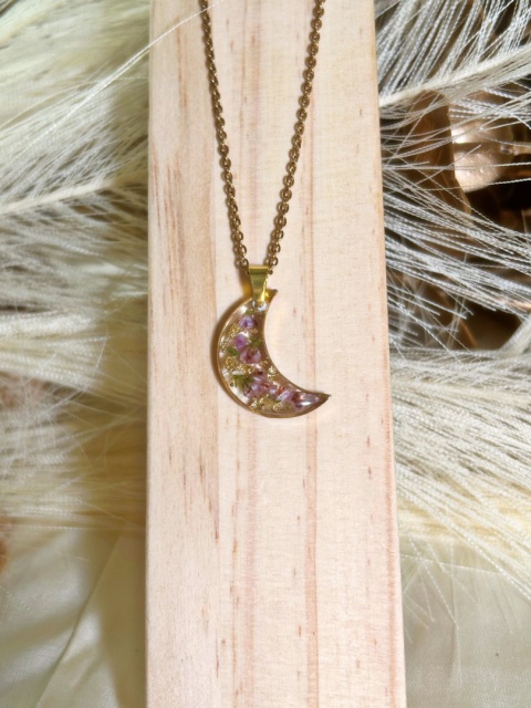 Naszyjnik księżyc z prawdziwymi wrzosami zatopionymi w żywicy jubilerskiej