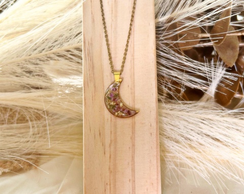 Złoty naszyjnik z zawieszką księżyca i suszonymi wrzosami w żywicy