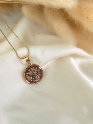 Kolekcja Jesienna - Naszyjnik z kwiatami dzikiej marchwi na tle głębokiej czerwieni