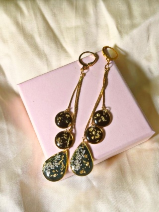 Kolczyki świąteczne z żywicy – butelkowa zieleń, czarne zawieszki i złote akcenty | Eleganckie długie kolczyki z kwiatami