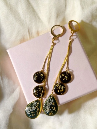 Kolczyki świąteczne z żywicy – butelkowa zieleń, czarne zawieszki i złote akcenty | Eleganckie długie kolczyki z kwiatami