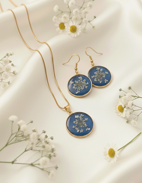 Ręcznie robiona biżuteria z żywicy – granatowy naszyjnik i kolczyki z kwiatami