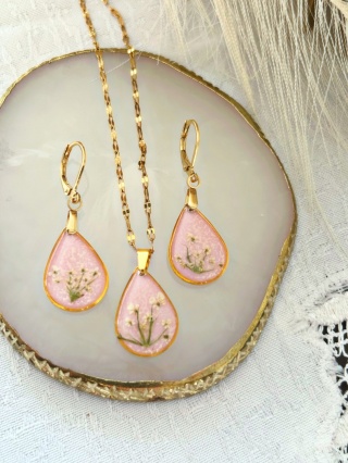 Komplet biżuterii handmade z prawdziwymi kwiatami – naszyjnik i kolczyki