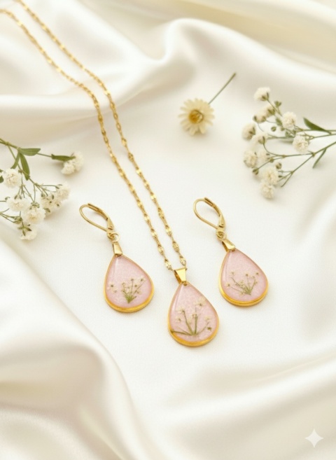 komplet biżuterii z kwiatami na satynowej tkaninie