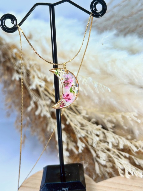 Złoty naszyjnik handmade z naturalnymi kwiatami w kształcie księżyca Złoty naszyjnik handmade z naturalnymi kwiatami w kształcie księżyca