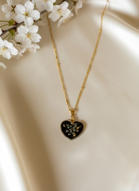 naszyjnik czarne serce z kwiatami