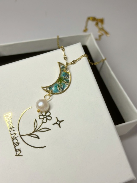 Biżuteria handmade – naszyjnik z perłą, złotym księżycem i suszonymi kwiatami na prezent dla kobiety. Biżuteria handmade – naszyjnik z perłą, złotym księżycem i suszonymi kwiatami na prezent dla kobiety.
