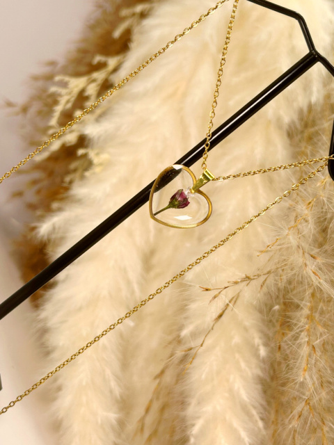 Ręcznie robiony naszyjnik z żywicy z zatopioną różą na pozłacanym łańcuszku – biżuteria handmade marki Blask Natury Ręcznie robiony naszyjnik z żywicy z zatopioną różą na pozłacanym łańcuszku – biżuteria handmade marki Blask Natury