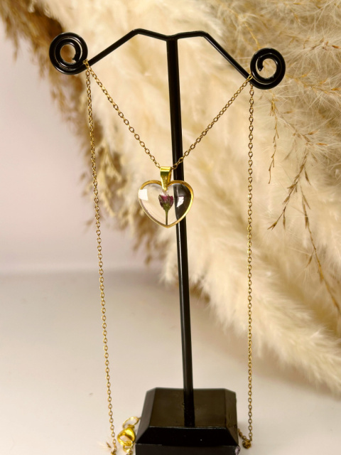 Ręcznie robiony naszyjnik z żywicy z zatopioną różą na pozłacanym łańcuszku – biżuteria handmade marki Blask Natury Ręcznie robiony naszyjnik z żywicy z zatopioną różą na pozłacanym łańcuszku – biżuteria handmade marki Blask Natury