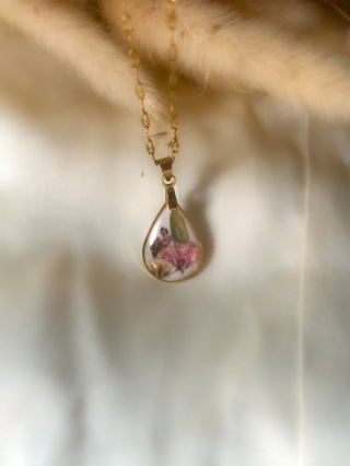 Naszyjnik z kwiatami gipsówki, wrzosu i listkiem – pozłacana biżuteria z żywicy handmade 🌸🌿