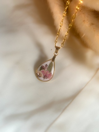 Naszyjnik z kwiatami gipsówki, wrzosu i listkiem – pozłacana biżuteria z żywicy handmade 🌸🌿