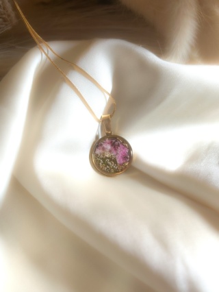 Naszyjnik z różowymi gipsówkami