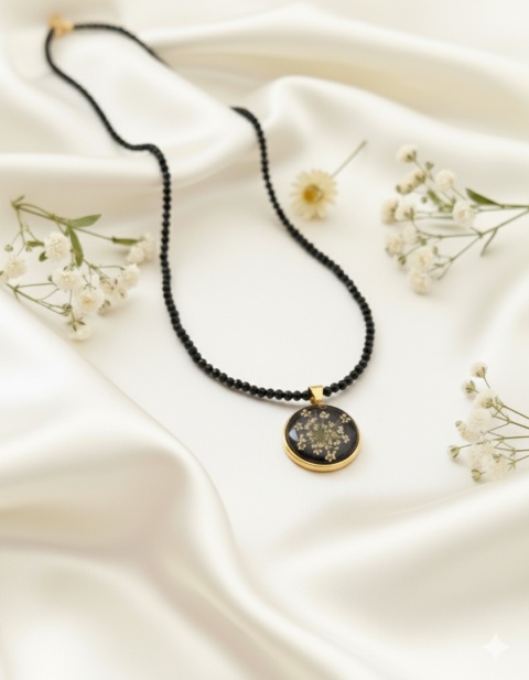 naszyjnik z kwiatami na satynowej tkaninie