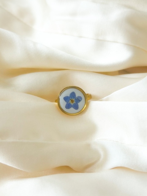 pierścionek z niezapominajką zatopioną w żywicy