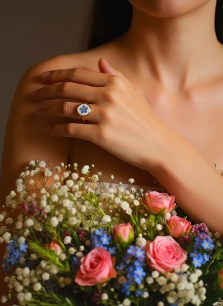 Piękny pierścionek z niezapominajką