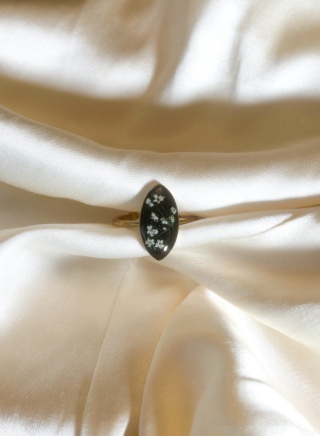 Pierścionek z kwiatami w żywicy – subtelne piękno zamknięte w naturze