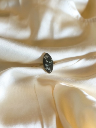 Pierścionek z kwiatami w żywicy – subtelne piękno zamknięte w naturze