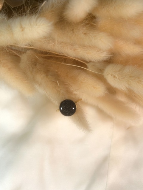 Pierścionek z żywicy z jasnym piaskiem inspirowany plażami Egiptu