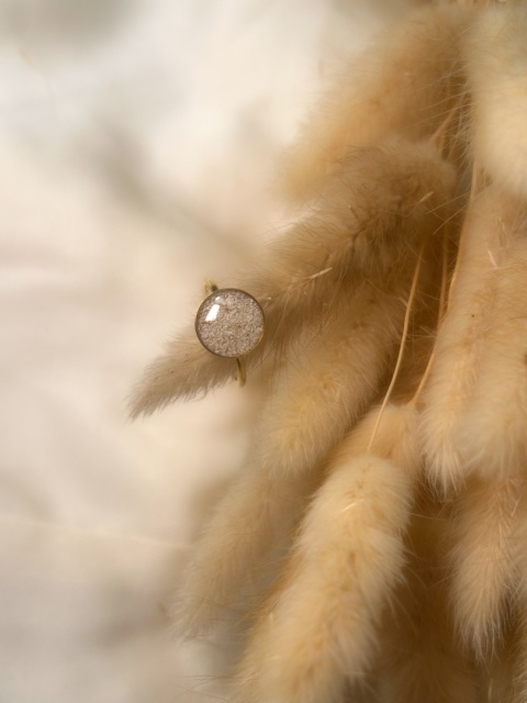 Pierścionek z żywicy z ciemnym piaskiem – elegancka biżuteria inspirowana naturą