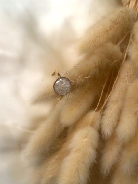 Unikalny pierścionek handmade z żywicy i piasku – Blask Natury