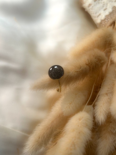 Biżuteria z piaskiem i żywicą – pierścionek z duszą dla miłośniczki podróży