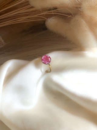 Pierścionek z różowym kwiatem zatopionym w żywicy