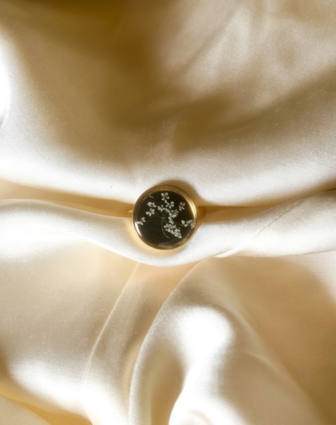 Złoty pierścionek z zatopionymi kwiatami w żywicy Złoty pierścionek z zatopionymi kwiatami w żywicy