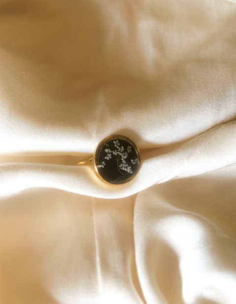 Okrągły pierścionek z suszonymi kwiatami – Blask Natury Okrągły pierścionek z suszonymi kwiatami – Blask Natury