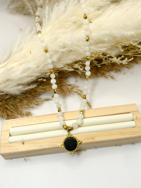 Naszyjnik ręcznie robiony z kamieniem księżycowym, złotym hematytem i zawieszką z czarnego onyksu – biżuteria handmade Blask Natury Naszyjnik ręcznie robiony z kamieniem księżycowym, złotym hematytem i zawieszką z czarnego onyksu – biżuteria handmade Blask Natury