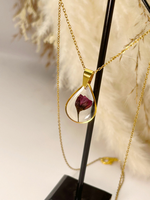 Ręcznie robiony naszyjnik z żywicy z zatopioną różą na pozłacanym łańcuszku – biżuteria handmade marki Blask Natury Ręcznie robiony naszyjnik z żywicy z zatopioną różą na pozłacanym łańcuszku – biżuteria handmade marki Blask Natury