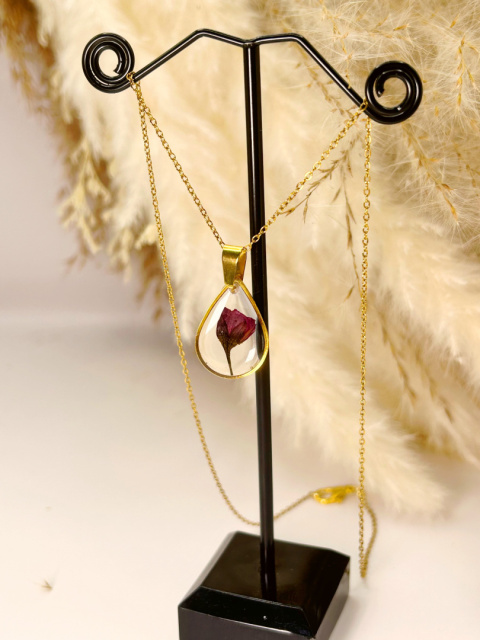 Ręcznie robiony naszyjnik z żywicy z zatopioną różą na pozłacanym łańcuszku – biżuteria handmade marki Blask Natury Ręcznie robiony naszyjnik z żywicy z zatopioną różą na pozłacanym łańcuszku – biżuteria handmade marki Blask Natury