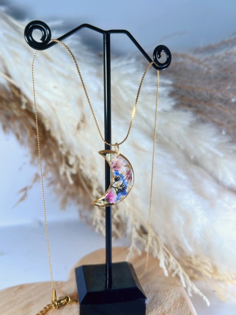 Naszyjnik handmade z księżycem i prawdziwymi niezapominajkami zatopionymi w żywicy Naszyjnik handmade z księżycem i prawdziwymi niezapominajkami zatopionymi w żywicy