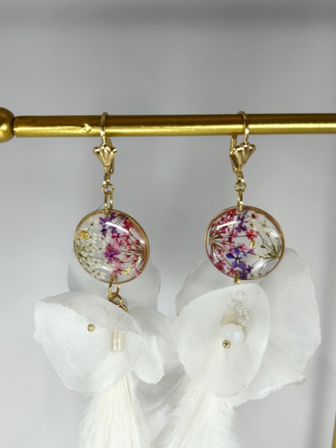 Kolczyki boho handmade z prawdziwymi kwiatami w żywicy i długimi, lekkimi białymi piórami, idealne na ślub lub festiwal. Kolczyki boho handmade z prawdziwymi kwiatami w żywicy i długimi, lekkimi białymi piórami, idealne na ślub lub festiwal.