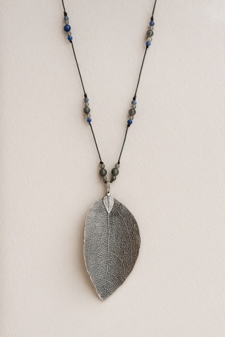 🍃 Naszyjnik z galwanizowanym liściem i kamieniami naturalnymi – lapis lazuli & labradoryt 🍃