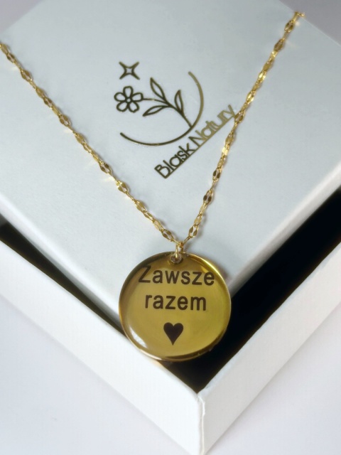 Personalizowana biżuteria z kwiatami w żywicy, unikatowy naszyjnik z grawerowaną sentencją Personalizowana biżuteria z kwiatami w żywicy, unikatowy naszyjnik z grawerowaną sentencją