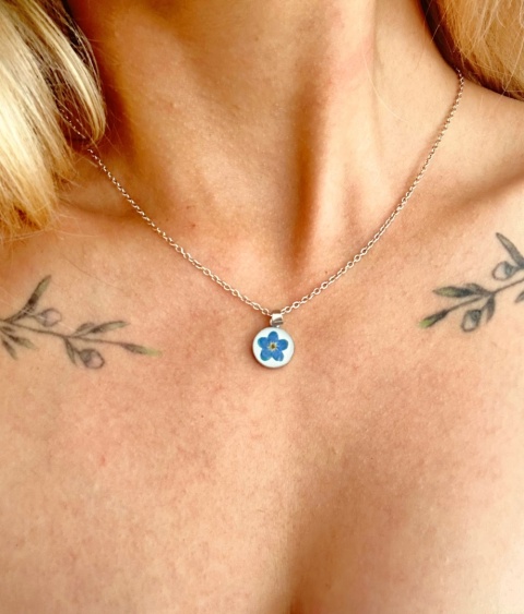 Delikatny naszyjnik handmade z niezapominajką, srebro próby 925, biżuteria z kwiatami