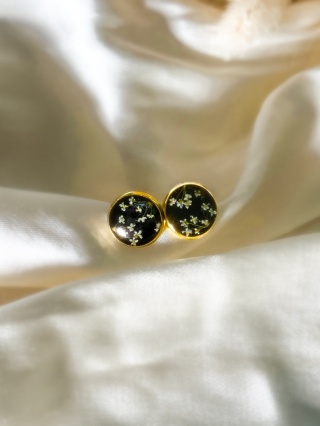 Ręcznie robione kolczyki wkrętki z prawdziwymi kwiatami dzikiej marchwi