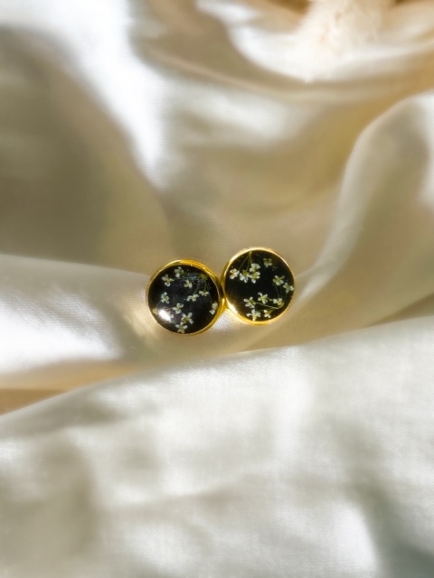 Ręcznie robione kolczyki handmade w złotej oprawie z czarnym tłem