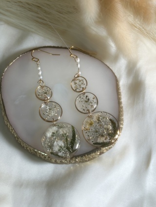 Wiszące kolczyki z żywicy z kwiatami gipsówki i perłami hodowlanymi – ręcznie robiona, elegancka biżuteria na prezent