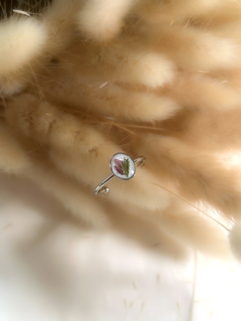 Pozłacany pierścionek z kwiatami wrzosu – biżuteria z prawdziwych kwiatów Blask Natury