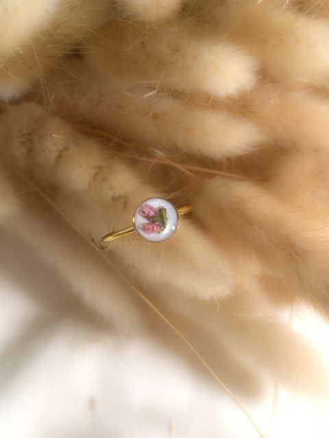 Pierścionek z żywicy z prawdziwymi kwiatami wrzosu – pozłacana biżuteria handmade