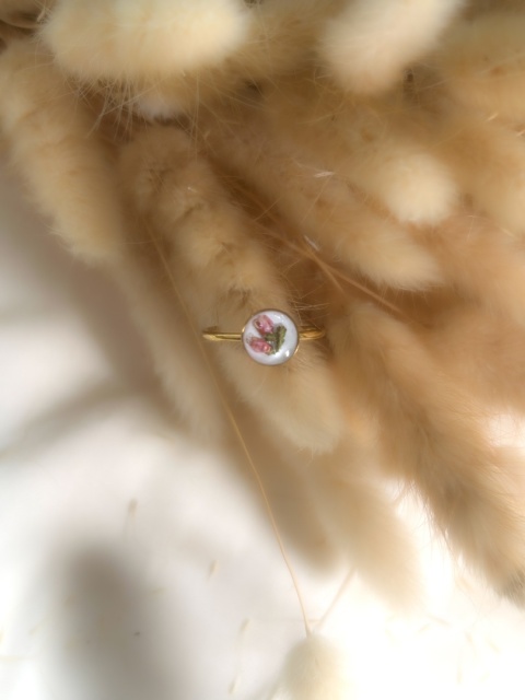 Pozłacany pierścionek z kwiatami wrzosu – biżuteria z prawdziwych kwiatów Blask Natury