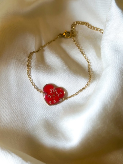 Bransoletka z zatopionymi kwiatami w żywicy