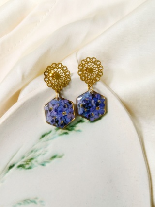 Piękne kolczyki z niezapominajkami - subtelność i piękno